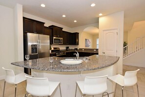 House, 5 Bedrooms | Private kitchen