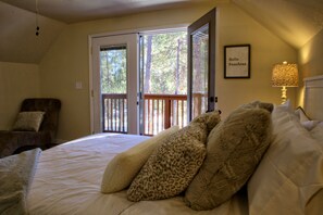 3 bedrooms, iron/ironing board, free WiFi, bed sheets - Serene Romantic Chalet in the woods (Colorado Springs)
