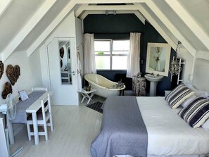 4 bedrooms, desk, iron/ironing board, free WiFi