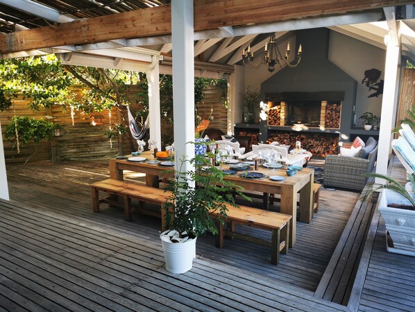 Outdoor dining - Beach house- just kick off your shoes and make yourself at home (Plettenberg Bay)