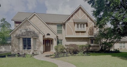 Spacious 4BR Home with Game Room near Woodlands
