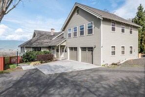 Exterior - Expansive Panoramic View of Columbia Gorge, Enormous Deck and Seating, BBQ, Billiards, Darts, Games (The Dalles)