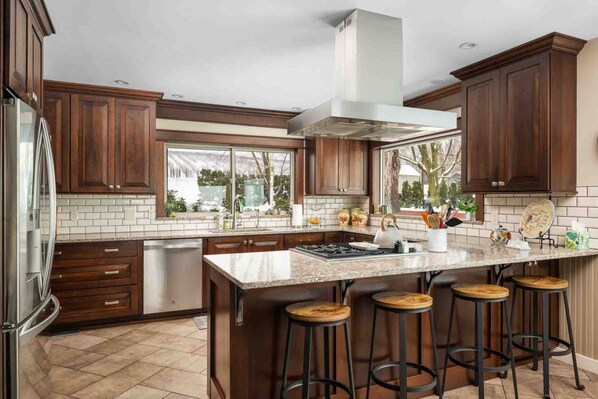 Jääkaappi, mikroaaltouuni, uuni, liesi