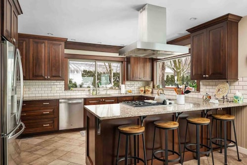 Expansive Panoramic View of Columbia Gorge, Enormous Deck and Seating, BBQ, Billiards, Darts, Games