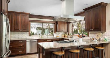 Expansive Panoramic View of Columbia Gorge, Enormous Deck and Seating, BBQ, Billiards, Darts, Games