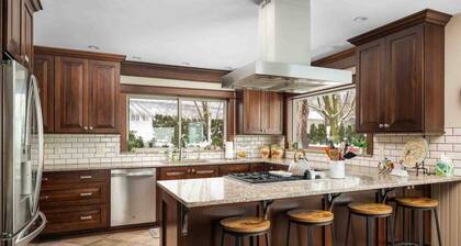 Expansive Panoramic View of Columbia Gorge, Enormous Deck and Seating, BBQ, Billiards, Darts, Games