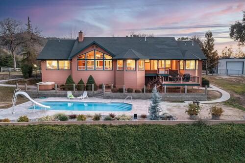 Yosemite Adventure House with Pool-hot tub-game room!