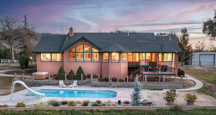 Yosemite Adventure House with Pool-hot tub-game room!