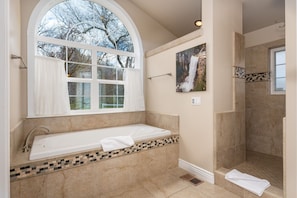 Combined shower/tub, hair dryer, towels