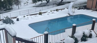 Yosemite Adventure House with Pool-hot tub-game room!