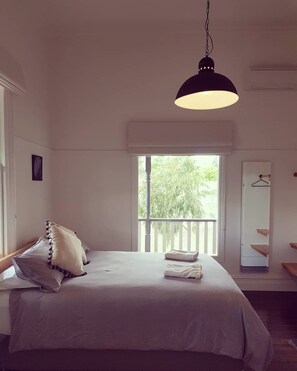 4 bedrooms, iron/ironing board, travel cot, free WiFi - Temora House is the Queen of main street & sits high over beautiful Healesville  (Healesville)