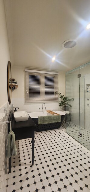 Bathtub, hair dryer, towels, soap - Temora House is the Queen of main street & sits high over beautiful Healesville  (Healesville)
