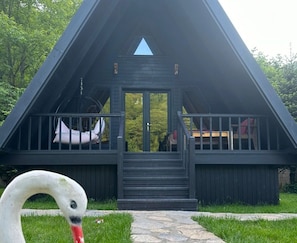 Deluxe-Bungalow, 2 Schlafzimmer, Bergblick | Wohnbereich | Fernseher, Kamin