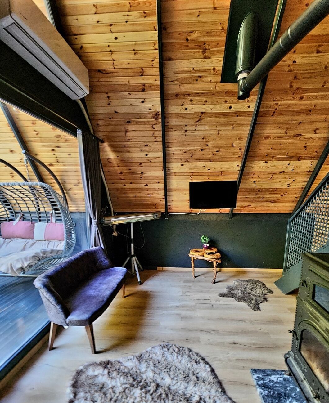 Bungalow Deluxe | Área de sala de estar | Televisión y chimenea 