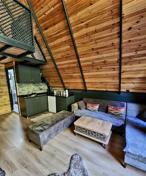Deluxe-Bungalow | Wohnbereich | Fernseher, Kamin