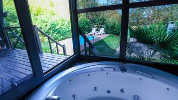 Deluxe Tree House, 2 Bedrooms, Mountain View with Jacuzzi | Bathroom | Shower, hair dryer, towels, soap