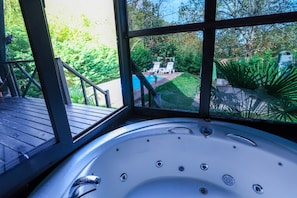 Deluxe Tree House, 2 Bedrooms, Mountain View with Jacuzzi | ห้องน้ำ | ฝักบัว, ไดร์เป่าผม, ผ้าเช็ดตัว, สบู่