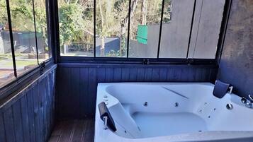 Deluxe Bungalow | Bathroom