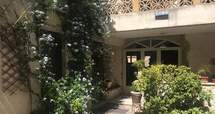 Elégant loft avec WIFI, TV - un patio privé, niché dans une cour intérieure