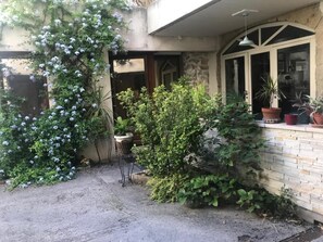 Exterior detail - Studio nestled in an interior courtyard with independent entrance, private patio (Lunel)