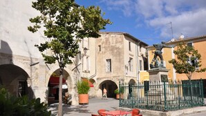 Outdoor dining - Studio nestled in an interior courtyard with independent entrance, private patio (Lunel)