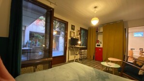 1 bedroom, iron/ironing board, internet, bed sheets - Studio nestled in an interior courtyard with independent entrance, private patio (Lunel)