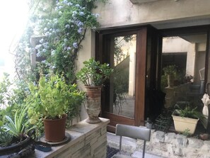 Exterior detail - Studio nestled in an interior courtyard with independent entrance, private patio (Lunel)