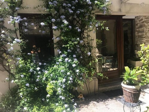 Elégant loft avec WIFI, TV - un patio privé, niché dans une cour intérieure