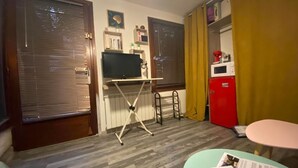 Interior - Studio nestled in an interior courtyard with independent entrance, private patio (Lunel)