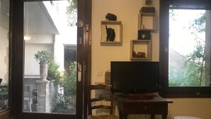 Interior - Studio nestled in an interior courtyard with independent entrance, private patio (Lunel)