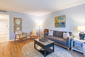 TV - Dog Friendly!  Community Pool, Walk to Harbour Town Shops & Restaurants (Hilton Head Island)
