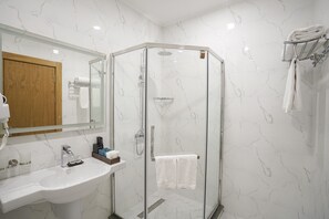 Suite familiale | Douche de la salle de bain