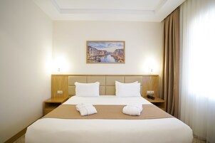 Minibar, escritorio y espacio para trabajar con laptop 