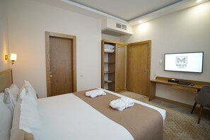 Family Suite | Minibar, desk, laptop workspace, soundproofing
