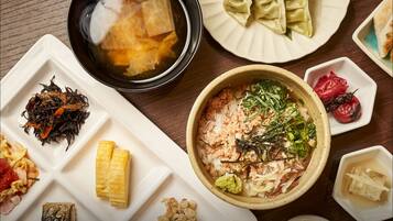 Daily buffet breakfast (JPY 2200 per person)