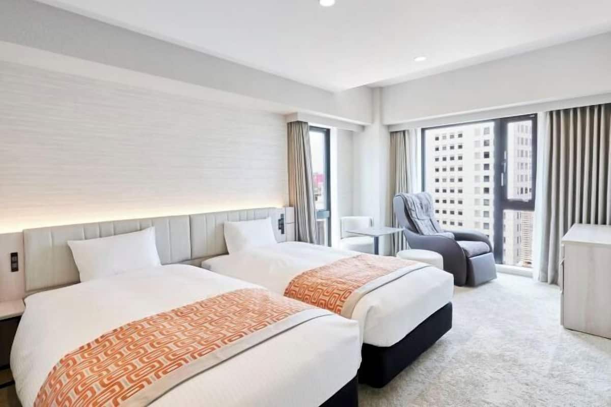 Down comforters, in-room safe, laptop workspace, blackout drapes