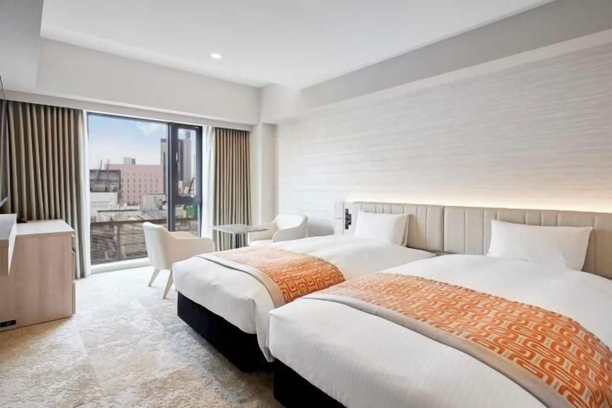 Down comforters, in-room safe, laptop workspace, blackout drapes