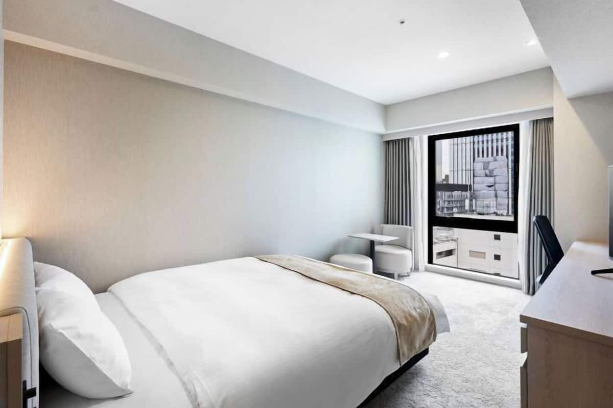Down comforters, in-room safe, laptop workspace, blackout drapes