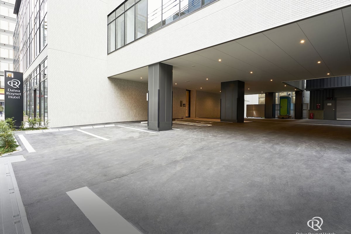 extended parking (surcharge), limited parking