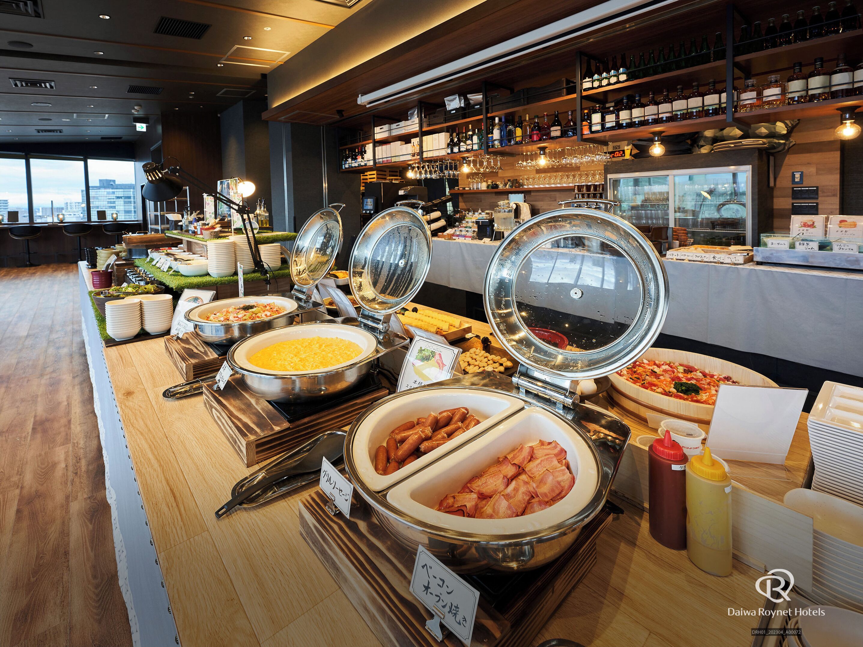Daily buffet breakfast (JPY 2200 per person)