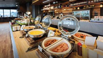 Daily buffet breakfast (JPY 2200 per person)