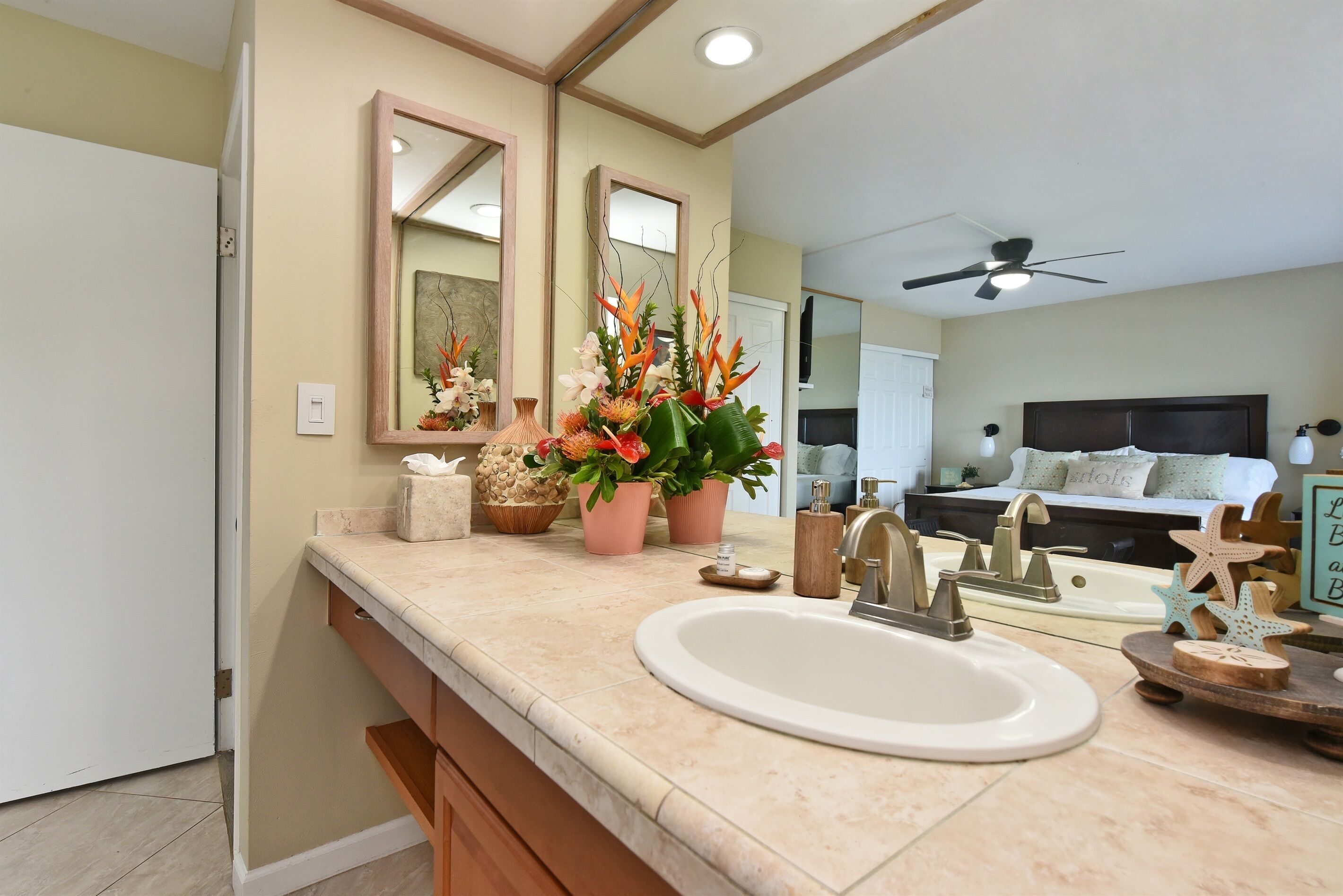 Combined shower/tub, hair dryer, towels