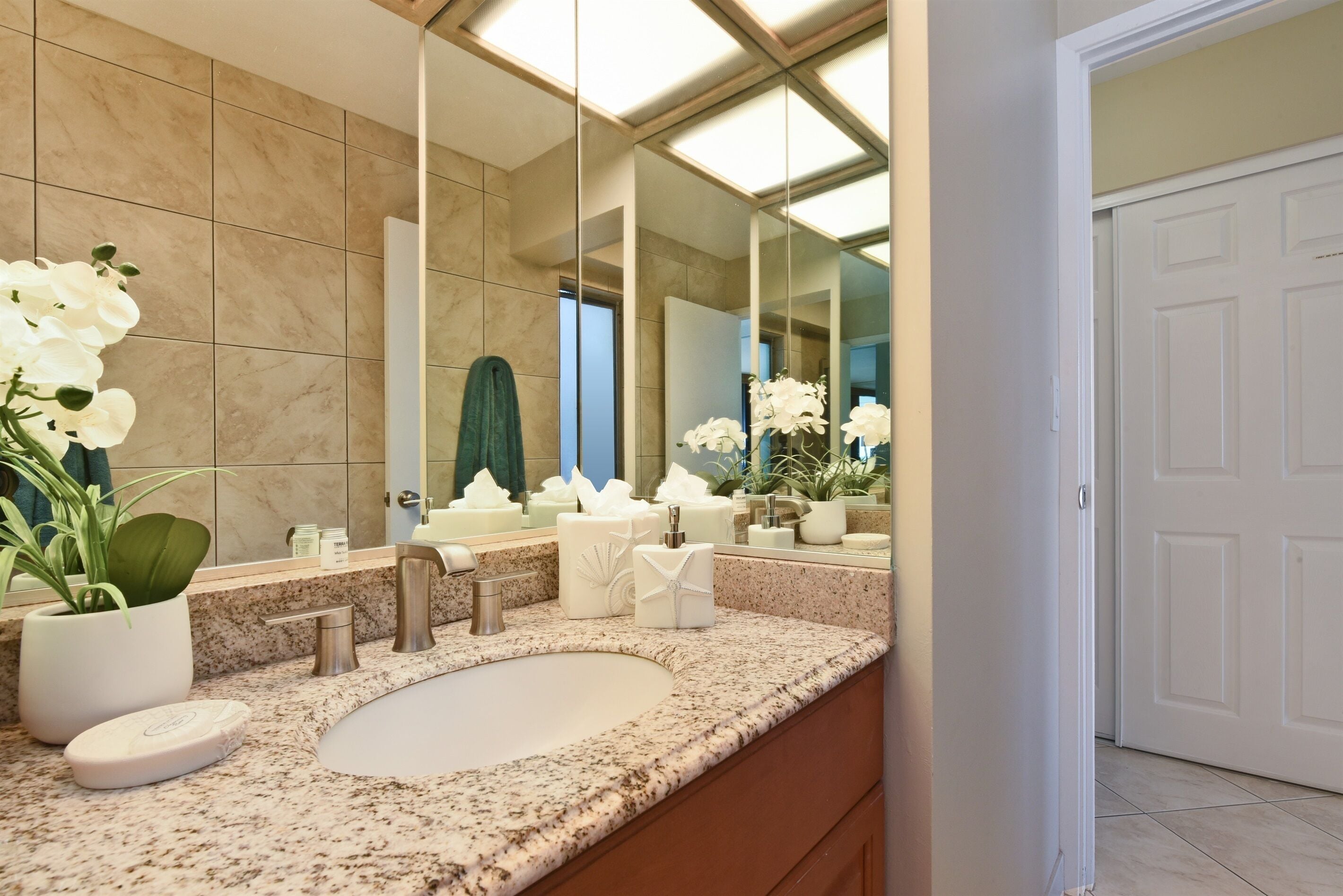 Combined shower/tub, hair dryer, towels