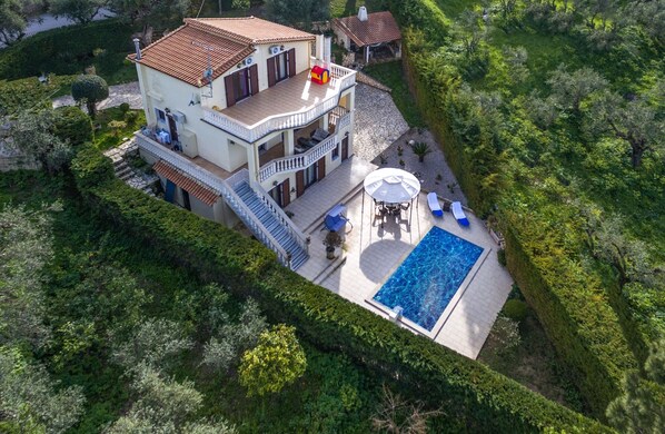 المنشأة من الخارج