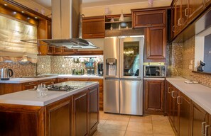 فرن، ماكينة لصنع القهوة/الشاي، محمصة خبز، مستلزمات طهي/أطباق/أوعية