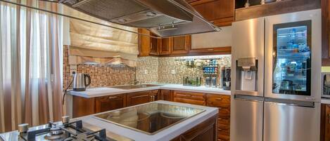 Ovn, kaffetrakter/tekoker, brødrister og kjøkkenutstyr