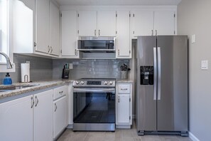 Fridge, microwave, oven, stovetop - Pet-Friendly 3BR/2BA | Quiet Comfort Near Nature (Rydal)