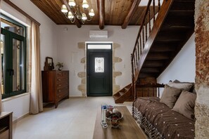 Interior - Villa Onoufris - villa of 1927, spectacular views (Chania)