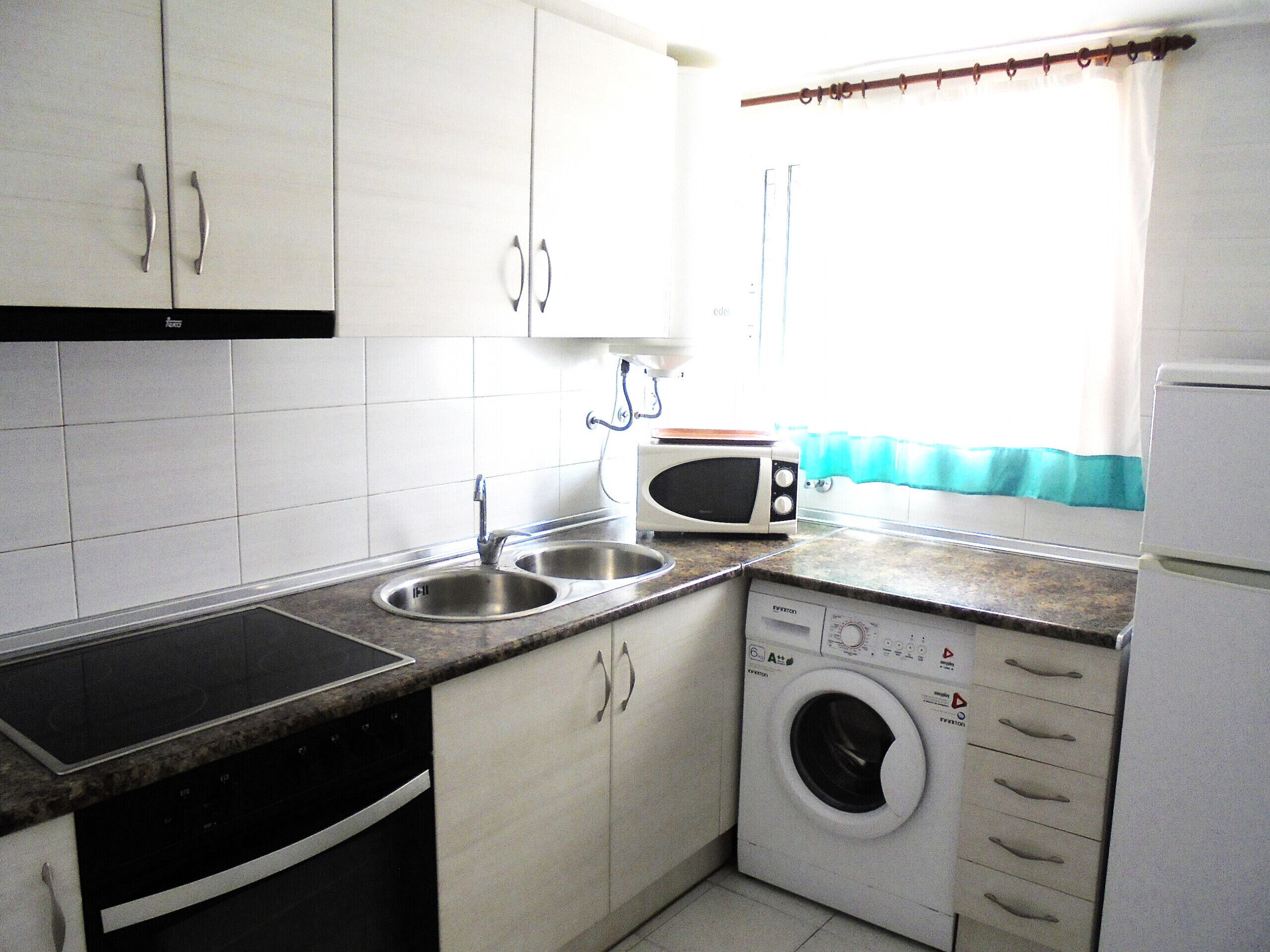 Een koelkast, een magnetron, een oven, een koffiezetapparaat/waterkoker