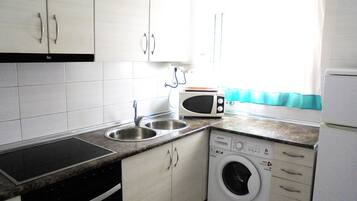 Een koelkast, een magnetron, een oven, een koffiezetapparaat/waterkoker